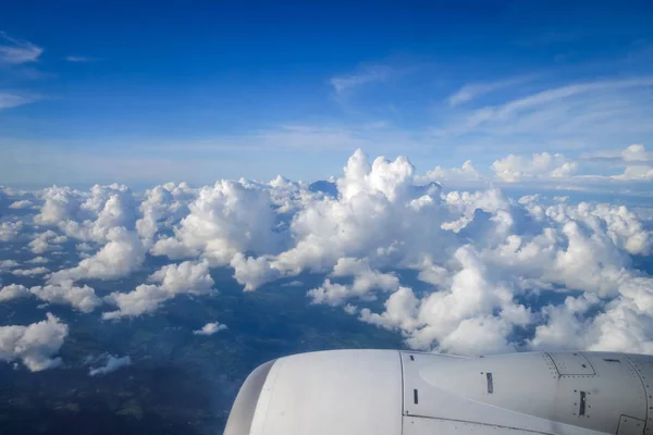 Літак літає над хмарами — стокове фото