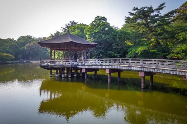 Ukimido pavilon na vodě v parku Nara, Japonsko — Stock fotografie