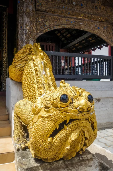 Статуи в храме Ват-Бапхарам, Чиангмай, Таиланд — стоковое фото