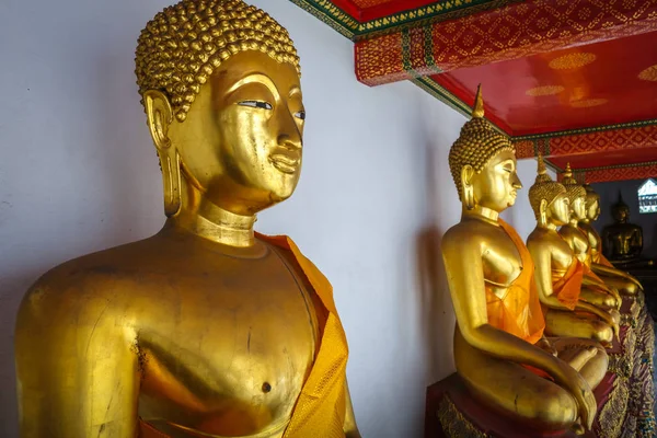 Estátuas de Buda em Wat Pho, Bangkok, Tailândia — Fotografia de Stock