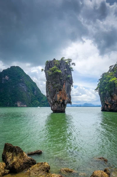 Isla Ko tapu en Phang Nga Bay, Tailandia — Foto de Stock