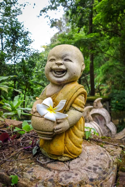 Posąg Buddy w dżungli, Wat Palad, Chiang Mai, Tajlandia — Zdjęcie stockowe