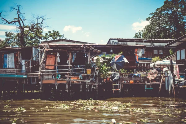 Traditionele huizen op Khlong, Bangkok, Thailand — Stockfoto