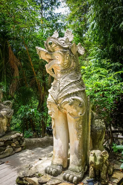 Белая статуя в храме Ват Палад, Чиангмай, Таиланд — стоковое фото