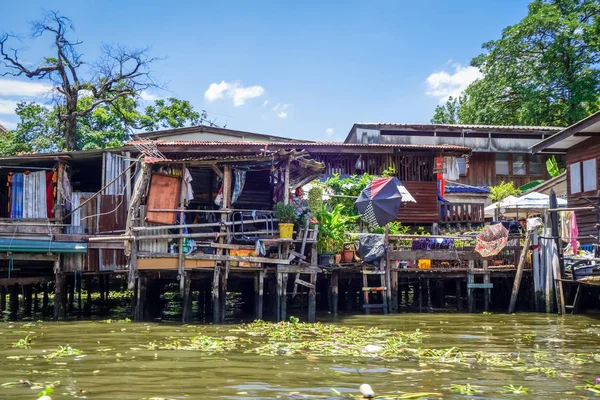 Traditionele huizen op Khlong, Bangkok, Thailand — Stockfoto