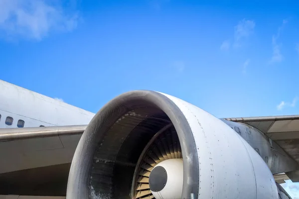 Flugzeugmotor und Tragfläche — Stockfoto