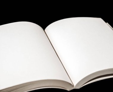 Siyah arka plan üzerinde boş kitap açma