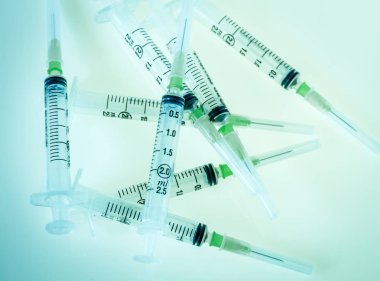 şırınga mavi zemin üzerine