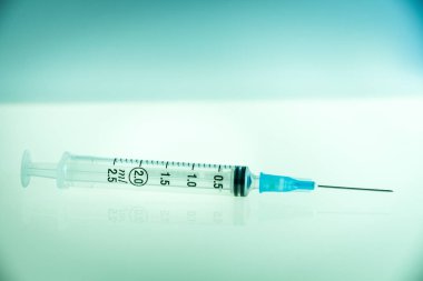 mavi zemin üzerine şırınga