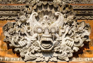 Bir tapınak giriş kapısında heykel, Ubud, Bali, Endonezya