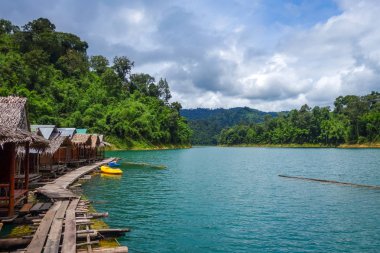Cheow Lan Gölü'nde yüzen köy, Khao Sok, Tayland