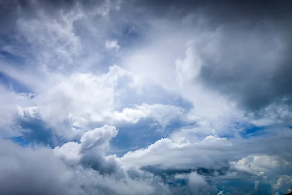 Perfekter dramatischer Himmelsspeck — Stockfoto