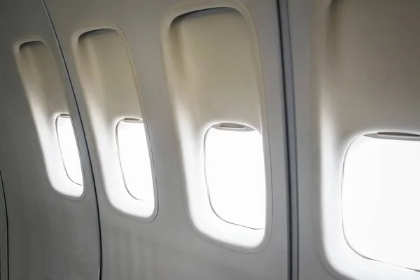 Пустые окна самолёта — стоковое фото
