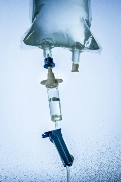 Equipos de goteo intravenoso en el hospital — Foto de Stock