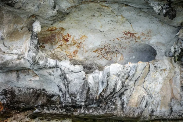 泰国攀牙湾洞穴中的史前绘画 — 图库照片