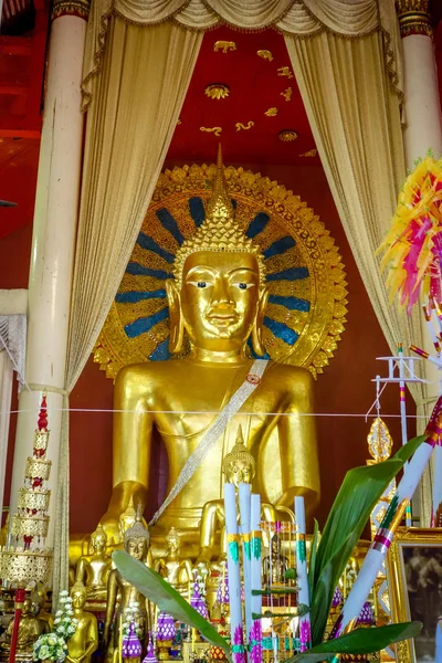 Estátua de Buda no templo Wat Phra Singh, Chiang Mai, Tailândia — Fotografia de Stock