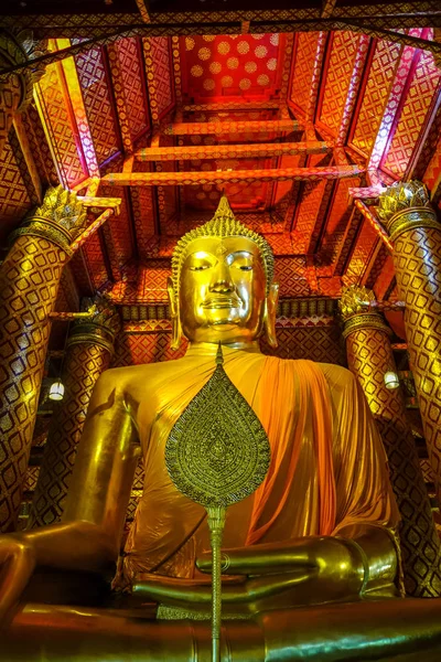 Złota statua Buddy, Wat Phanan Choeng, Ayutthaya, Tajlandia — Zdjęcie stockowe