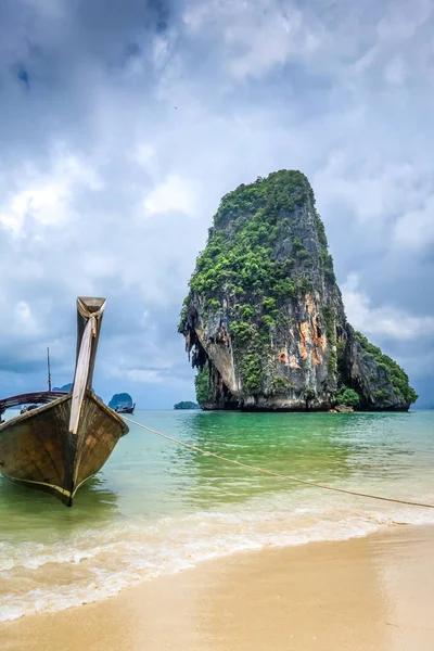 Lodí na pláž Phra Nang, Město Krabi, Thajsko — Stock fotografie