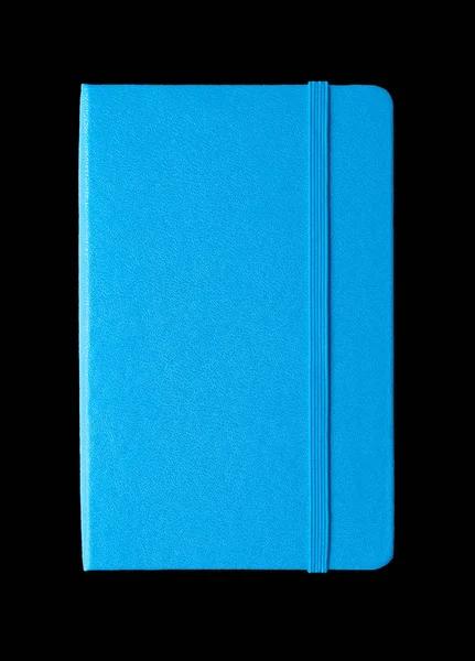 Carnet fermé bleu cyan isolé sur noir — Photo