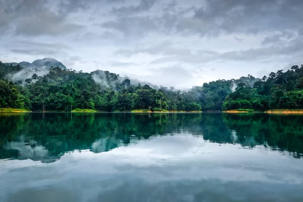 Nebliger Morgen am Cheow lan Lake, Khao sok Nationalpark, Thailand — Stockfoto