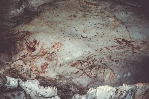 Peintures préhistoriques dans une grotte, baie de Phang Nga, Thaïlande — Photo