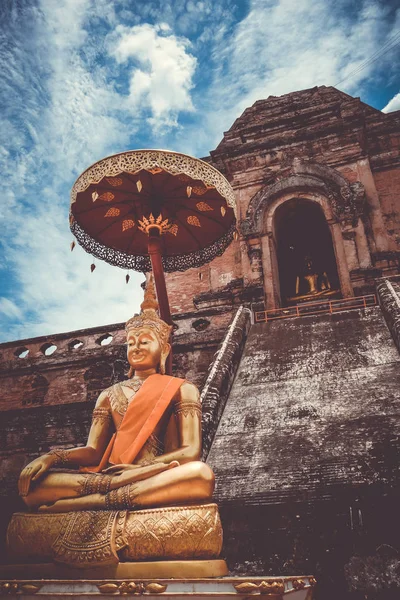 Buda de ouro, Wat Chedi Luang templo grande Stupa, Chiang Mai, Thail — Fotografia de Stock