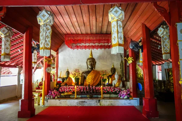 Statue de Bouddha dans le temple Wat Palad, Chiang Mai, Thaïlande — Photo