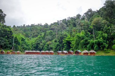 Cheow Lan Gölü'nde yüzen köy, Khao Sok, Tayland