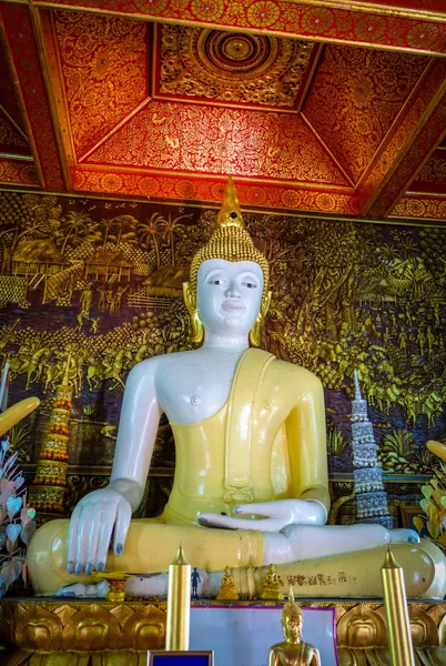 Estátua de Buda, templo de Wat Buppharam, Chiang Mai, Tailândia — Fotografia de Stock