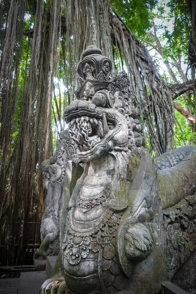 Statue de dragon dans la forêt de singes, Ubud, Bali, Indonésie — Photo