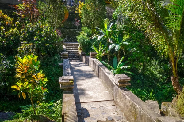 Puente en el templo Gunung Kawi, Ubud, Bali, Indonesia —  Fotos de Stock