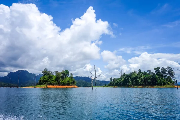 Cheow lan lake, khao sok nationalpark, thailand — Stockfoto