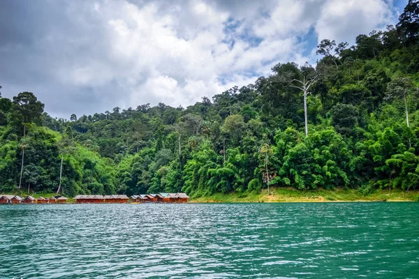 Schwimmendes Dorf im Cheow lan Lake, Khao sok, Thailand — Stockfoto