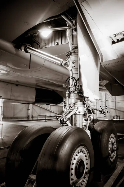 Dettaglio carrello di atterraggio aereo. Foto in bianco e nero — Foto Stock