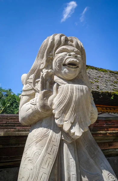 Statue in Pura Tirta Empul temple, Ubud, Bali, Indonesia — Stock Photo, Image