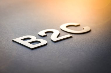 Sözcük B2c beyaz katı harflerle yazıldı