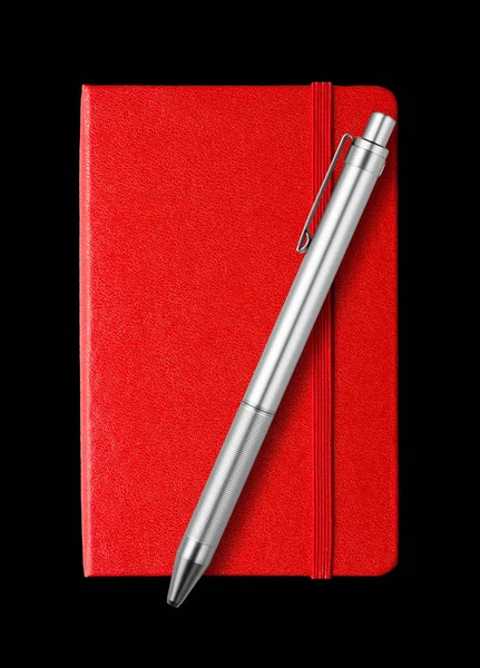 赤い閉じたノートとペンは黒に隔離された — ストック写真