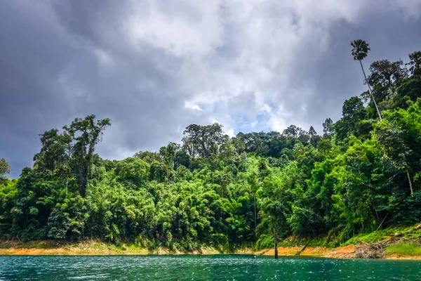 Cheow lan lake, khao sok nationalpark, thailand — Stockfoto