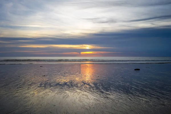 Nai Yang Strand bei Sonnenuntergang, Phuket, Thailand — Stockfoto