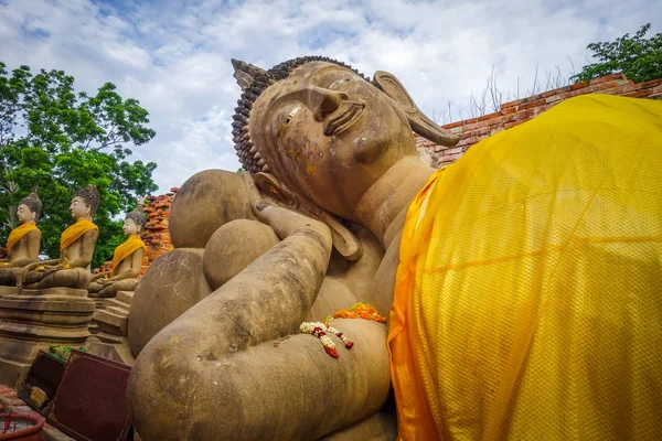 リクライニングブッダ、ワット・プタイサワン寺院、アユタヤ、タイ — ストック写真