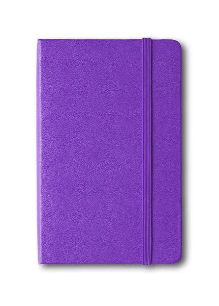 Фиолетовый закрытый блокнот изолирован на белый — стоковое фото