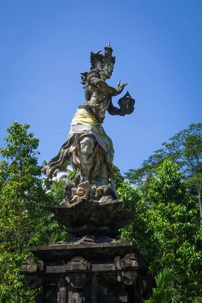 Άγαλμα στο Pura Tirta Empul ναός, Ubud, Μπαλί, Ινδονησία — Φωτογραφία Αρχείου
