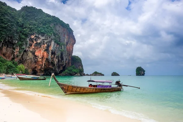 Lodí na pláž Phra Nang, Město Krabi, Thajsko — Stock fotografie