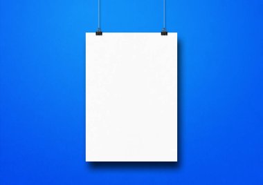 Mavi duvarda klipsli beyaz bir poster asılı. Boş model şablonu