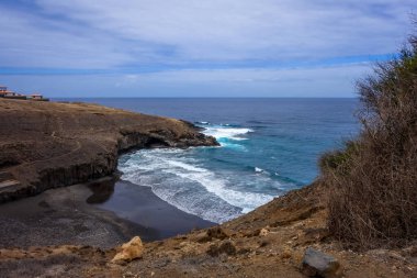 Santo Antao Adası, Cape Verde, Afrika 'daki sahil yolundan uçurumlar ve okyanus manzarası