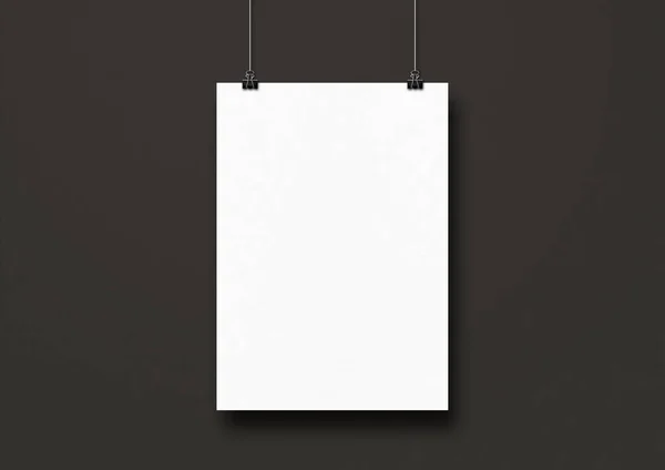 Белый Плакат Висит Черной Стене Зажимами Пустой Шаблон Макета — стоковое фото