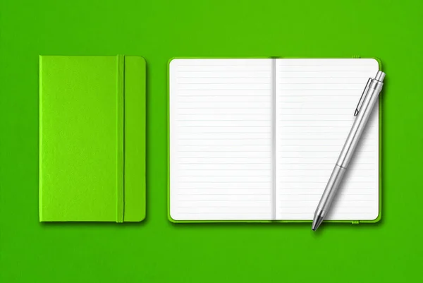 緑の閉じた開いたノートブックとペンがカラフルな背景に隔離されています — ストック写真
