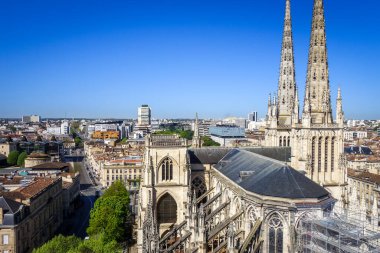 Bordeaux şehri ve Fransa 'nın Pey-Berland kulesinden Saint-Andre Katedrali hava manzarası