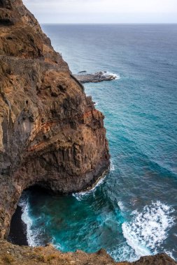 Santo Antao Adası, Cape Verde, Afrika 'daki sahil yolundan uçurumlar ve okyanus manzarası