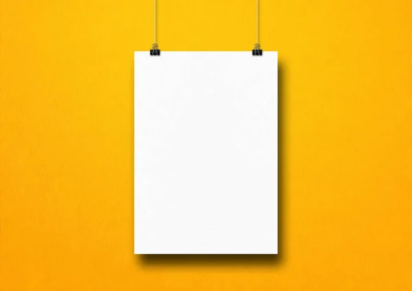 Biały Plakat Wiszący Żółtej Ścianie Klipsami Pusty Wzór Makiety — Zdjęcie stockowe